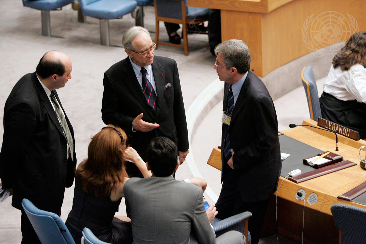 Jean-Marc de La Sablière (centre), Permanent Representative of France to the United Nations, and Nouhad Mahmoud (right), Special Envoy of Lebanon, at the Security Council meeting